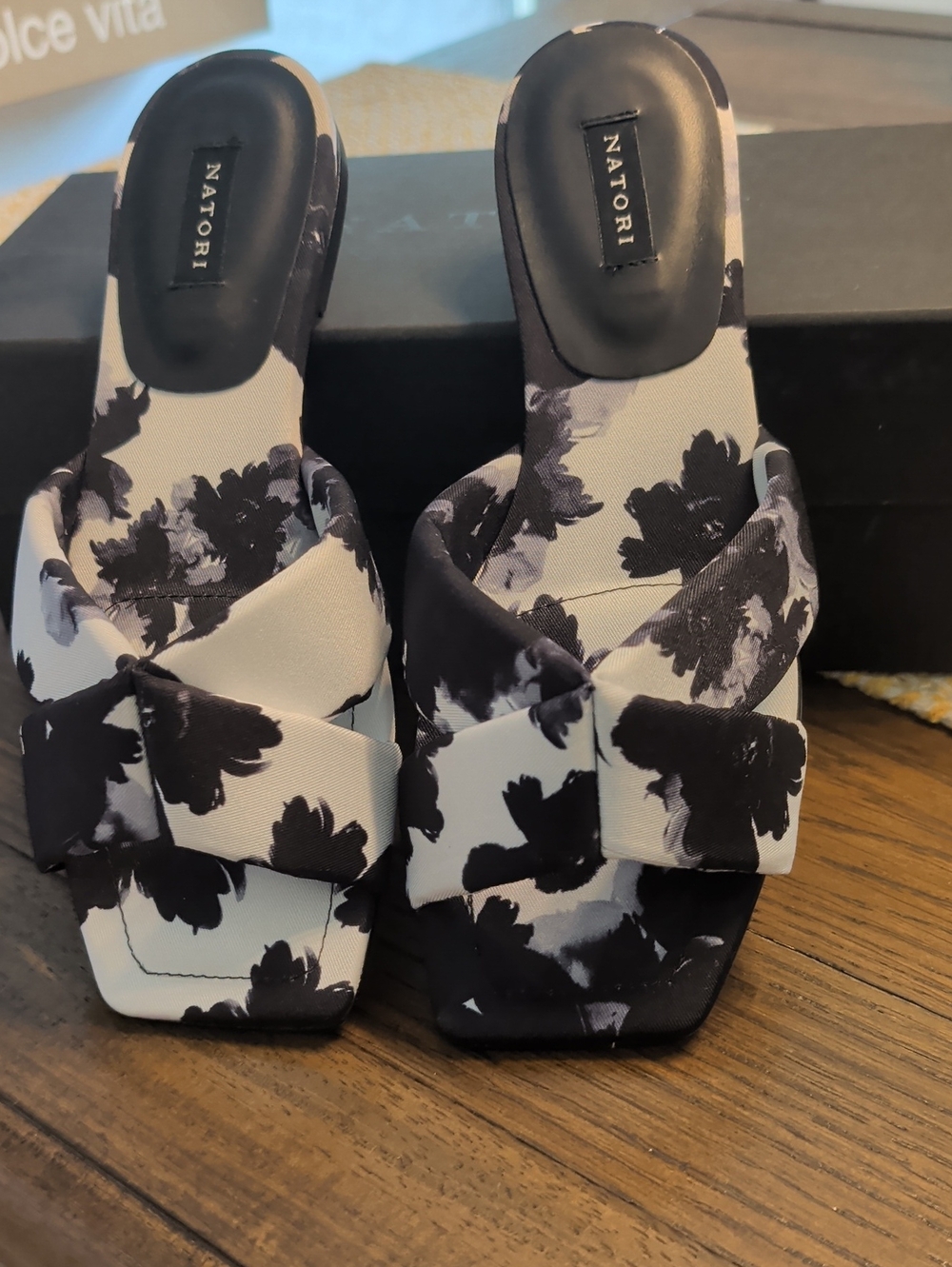 Natori Black & White Floral Twist Slip-On Mule